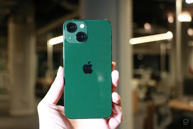 Với màu Alpine Green mới lạ và cuốn hút, chiếc điện thoại iPhone 13 này chắc chắn sẽ làm cho bạn \