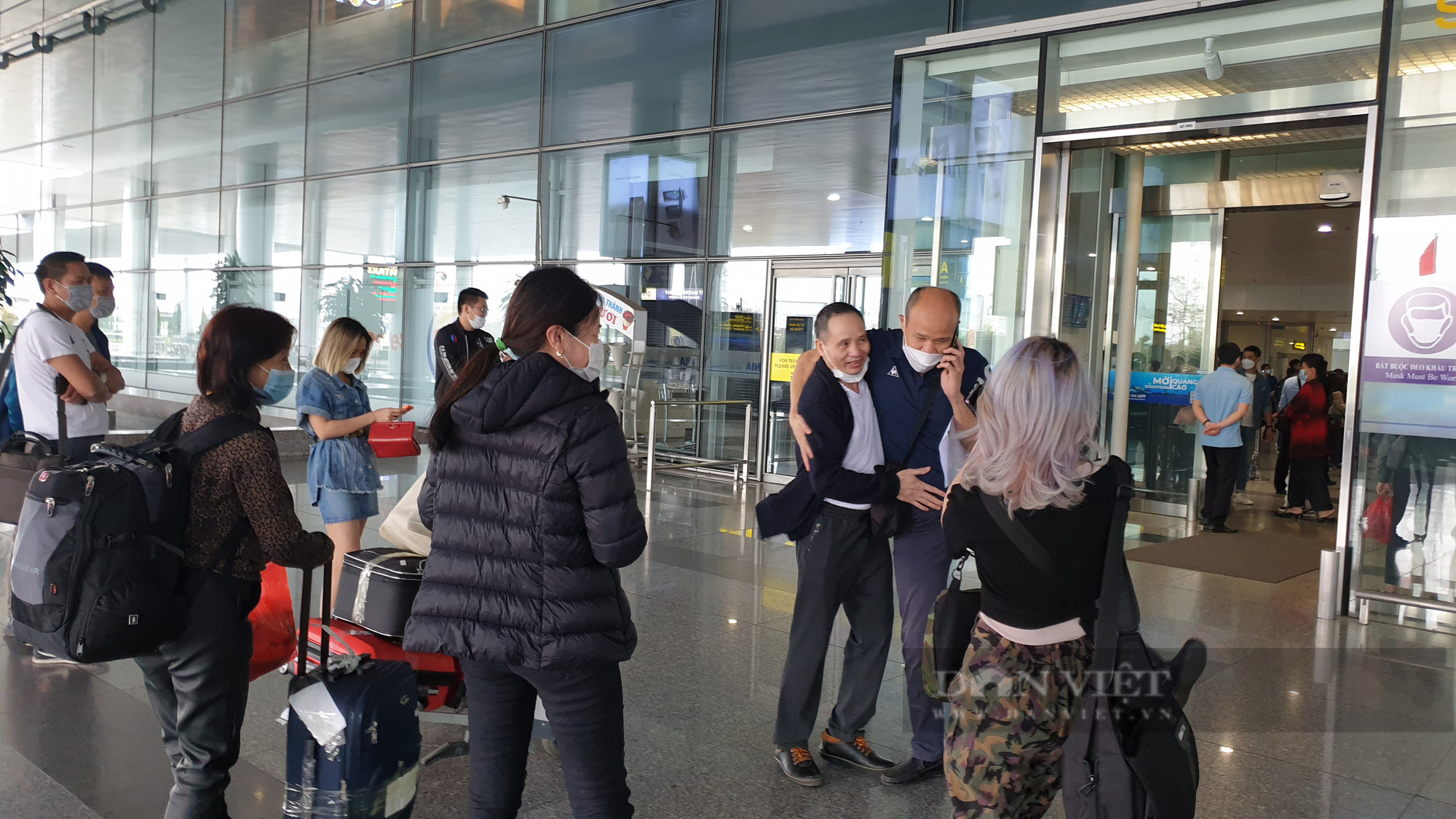 Chuyến bay thứ 3 chở công dân từ Ukraine về nước hạ cánh an toàn tại sân bay Nội Bài - Ảnh 6.
