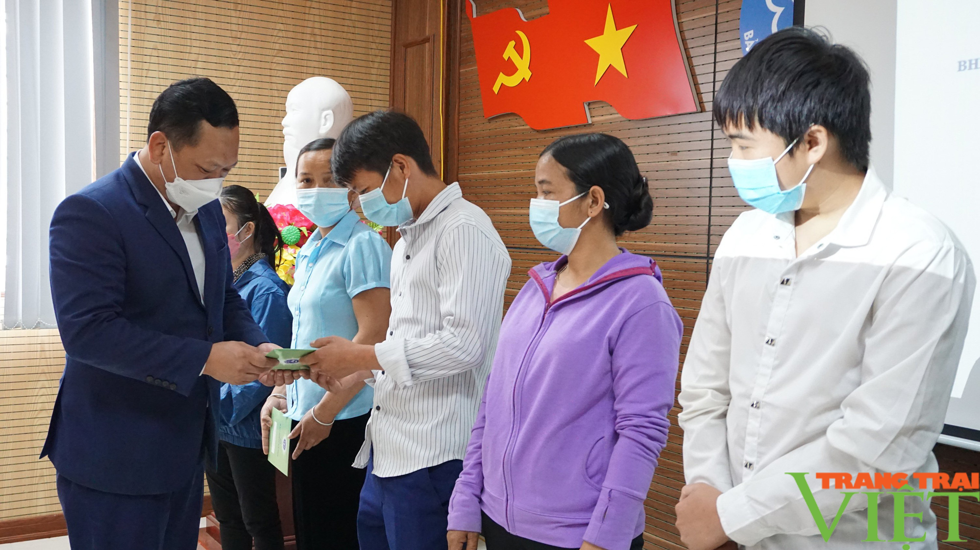 Lai Châu: Trao tặng 190 sổ BHXH và thẻ BHYT cho người hoàn cảnh khó khăn - Ảnh 3.