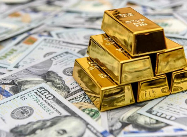 Đầu tuần, giá vàng thế giới giảm mạnh nhưng vàng trong nước tăng nhẹ, USD tăng mạnh - Ảnh 2.