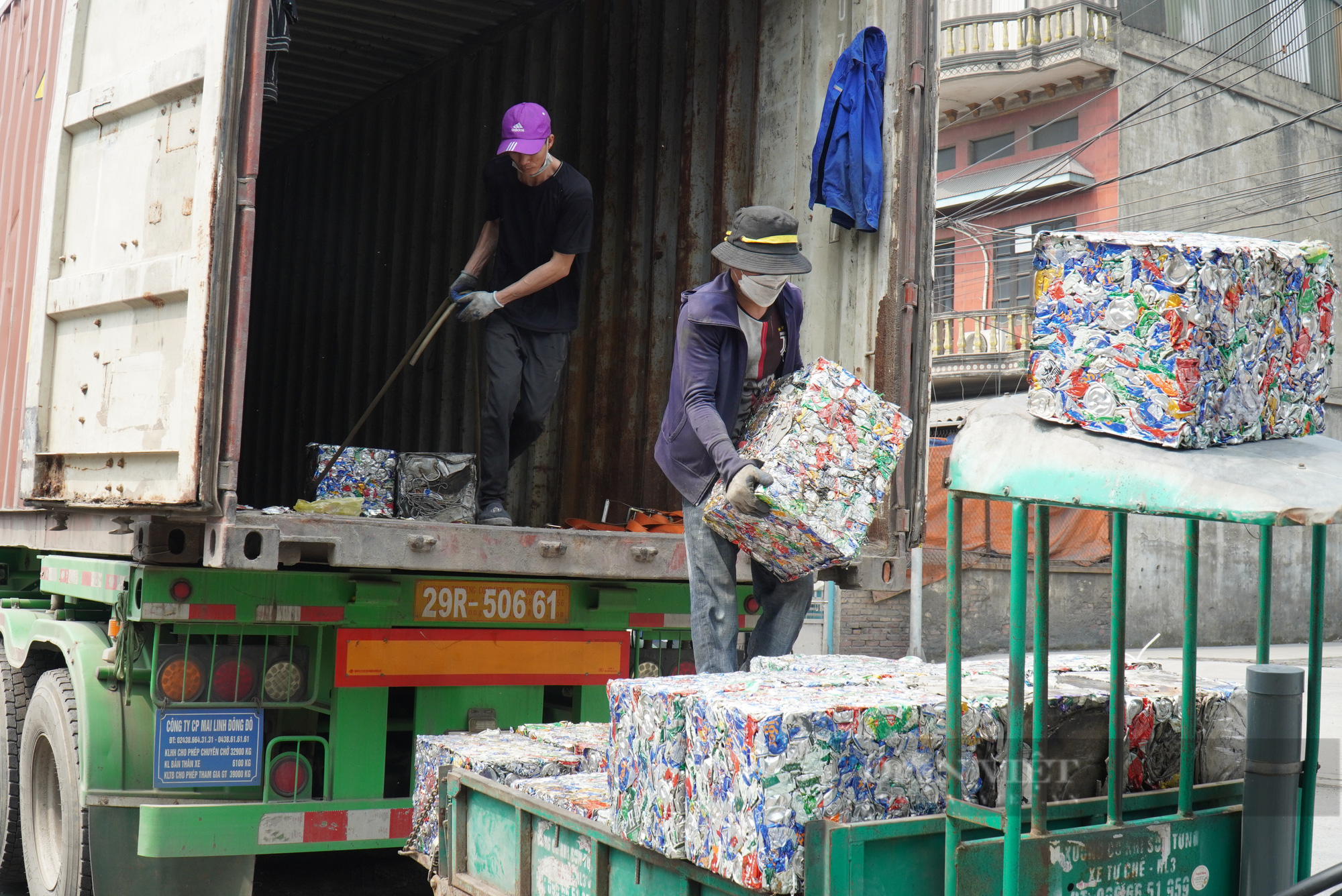 Bắc Ninh: Bãi xỉ nhôm 300.000 tấn &quot;ngày càng phình to&quot;, xã Văn Môn quây tôn ngăn &quot;đổ trộm&quot;, UBND tỉnh xử phạt nặng - Ảnh 2.