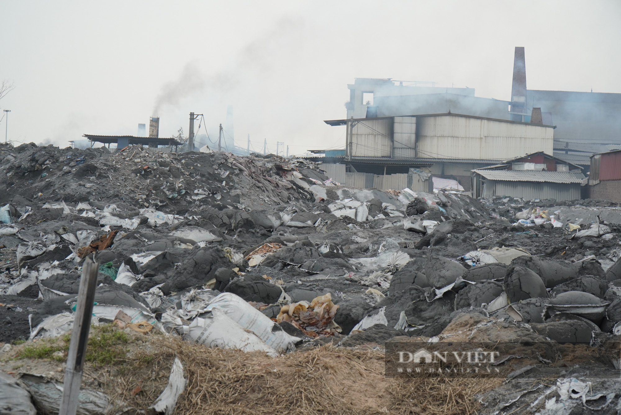 Bắc Ninh: Bãi xỉ nhôm 300.000 tấn &quot;ngày càng phình to&quot;, xã Văn Môn quây tôn ngăn &quot;đổ trộm&quot;, UBND tỉnh xử phạt nặng - Ảnh 1.