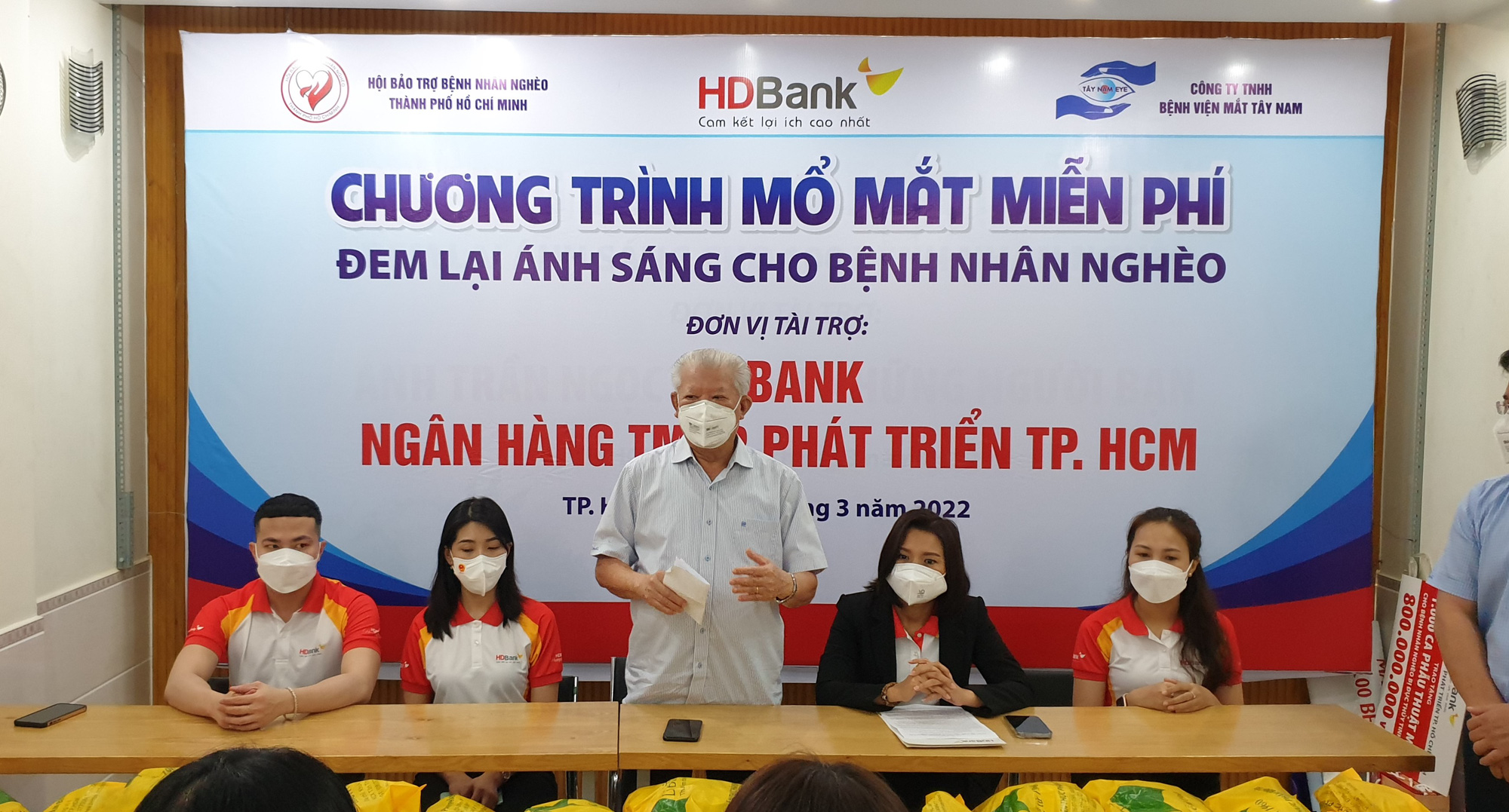 HDBank trao tặng 2.800 thẻ Bảo hiểm y tế và tài trợ 1.000 ca phẫu thuật mắt cho người dân - Ảnh 1.