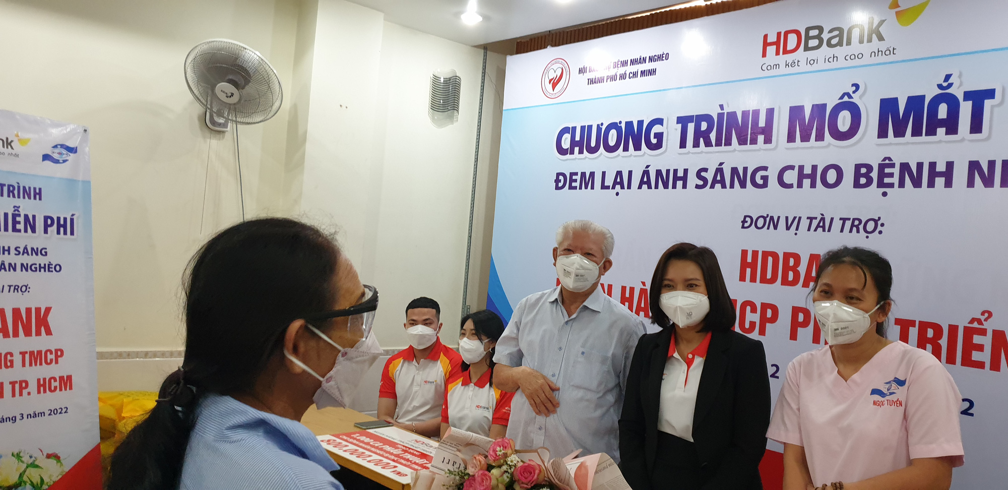 HDBank trao tặng 2.800 thẻ Bảo hiểm y tế và tài trợ 1.000 ca phẫu thuật mắt cho người dân - Ảnh 2.
