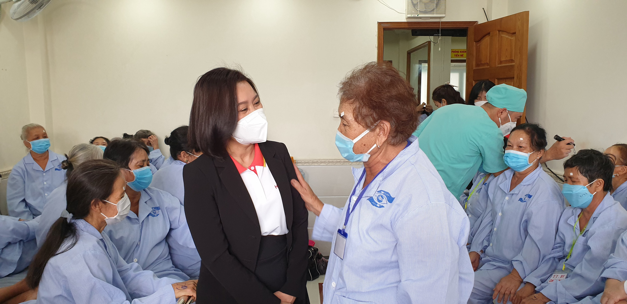HDBank trao tặng 2.800 thẻ Bảo hiểm y tế và tài trợ 1.000 ca phẫu thuật mắt cho người dân - Ảnh 4.
