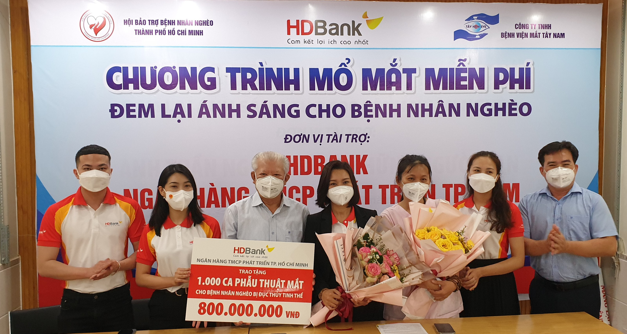 HDBank trao tặng 2.800 thẻ Bảo hiểm y tế và tài trợ 1.000 ca phẫu thuật mắt cho người dân - Ảnh 5.