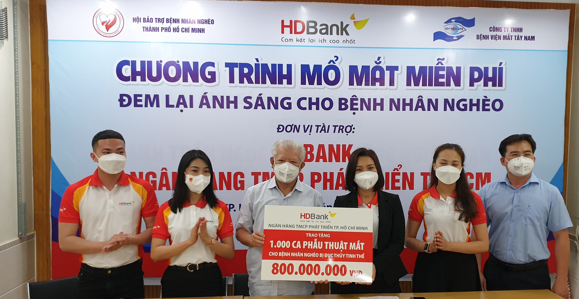 HDBank trao tặng 2.800 thẻ Bảo hiểm y tế và tài trợ 1.000 ca phẫu thuật mắt cho người dân - Ảnh 6.