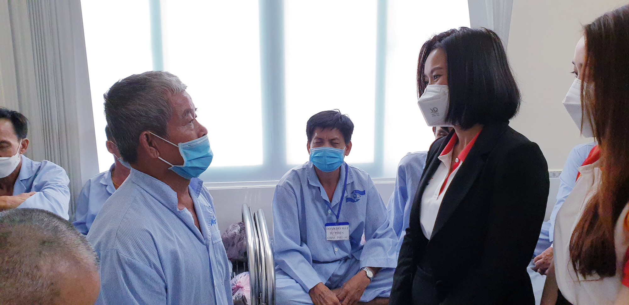 HDBank trao tặng 2.800 thẻ Bảo hiểm y tế và tài trợ 1.000 ca phẫu thuật mắt cho người dân - Ảnh 8.