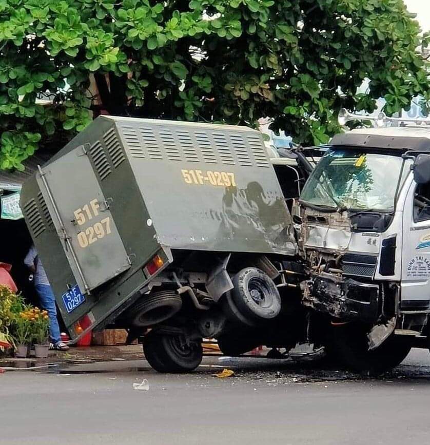 Xe chở phạm nhân gây tai nạn, 3 người bị thương   - Ảnh 2.