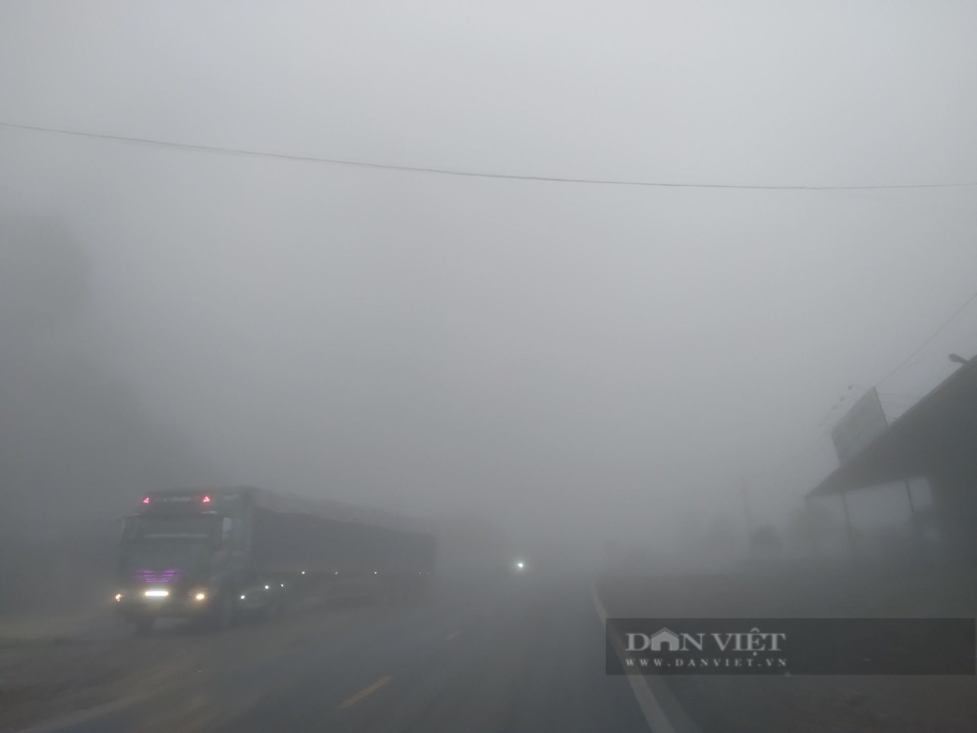 Sương mù dày đặc, tiềm ẩn nguy cơ tai nạn giao thông trên quốc lộ 6 - Ảnh 9.
