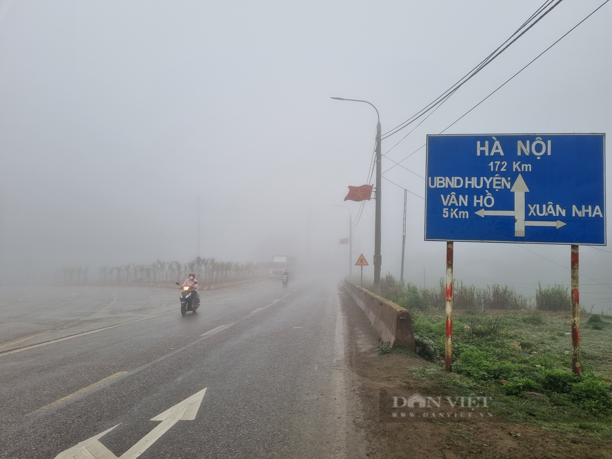 Sương mù dày đặc, tiềm ẩn nguy cơ tai nạn giao thông trên quốc lộ 6 - Ảnh 4.