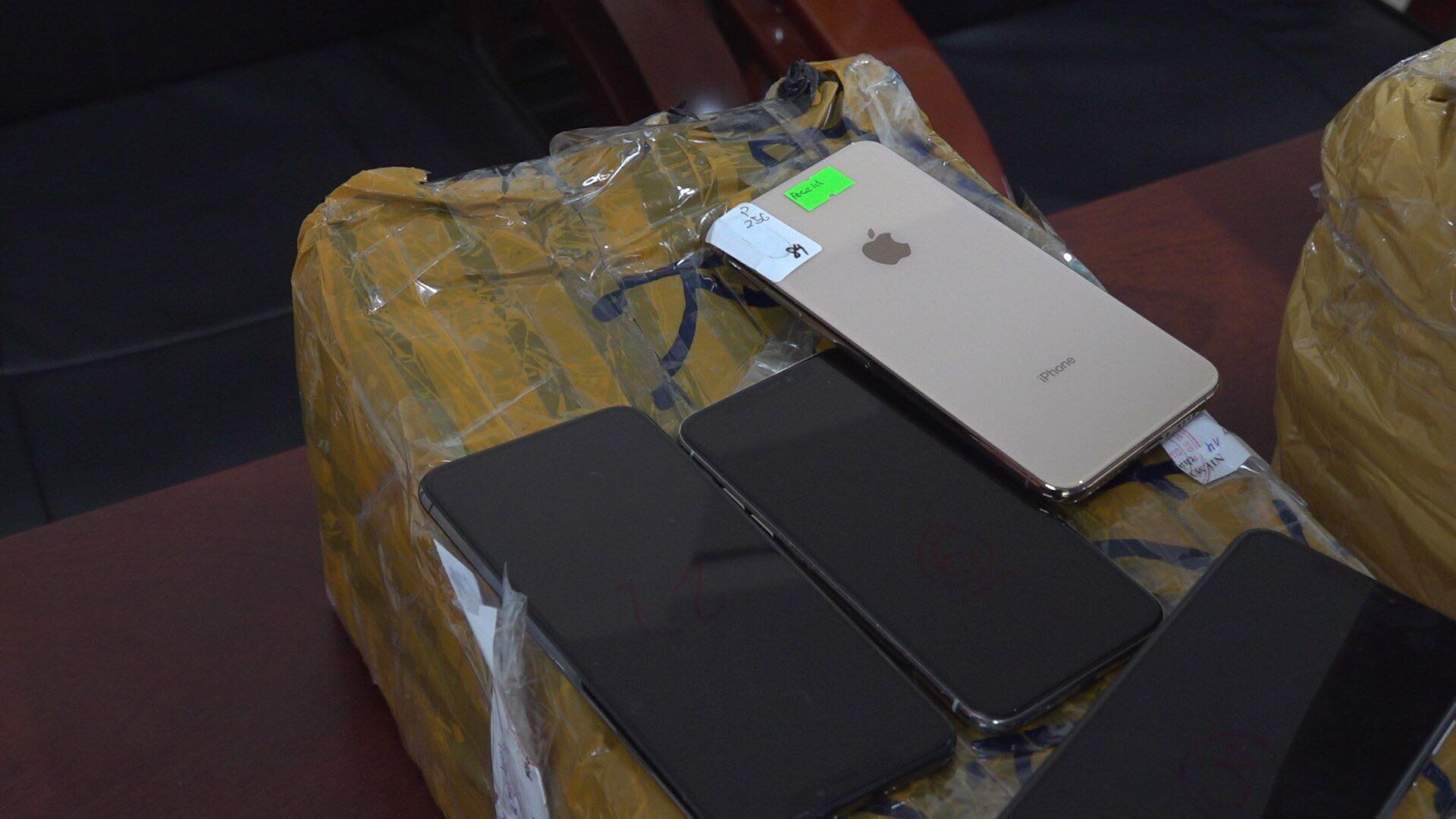 Tạm giữ hơn 500 chiếc Iphone trên tàu hỏa chưa xác định được chủ - Ảnh 2.