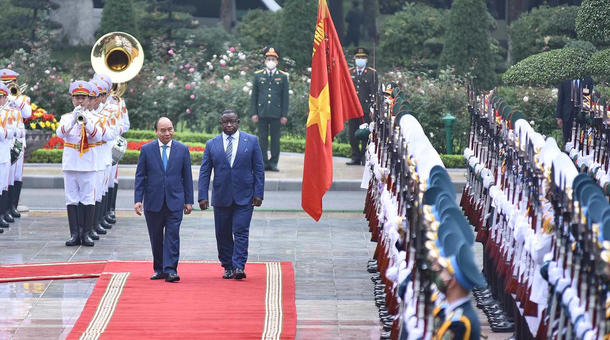 Tổng thống Sierra Leone thăm chính thức Việt Nam, 2 bên ký kết 3 văn kiện hợp tác - Ảnh 1.