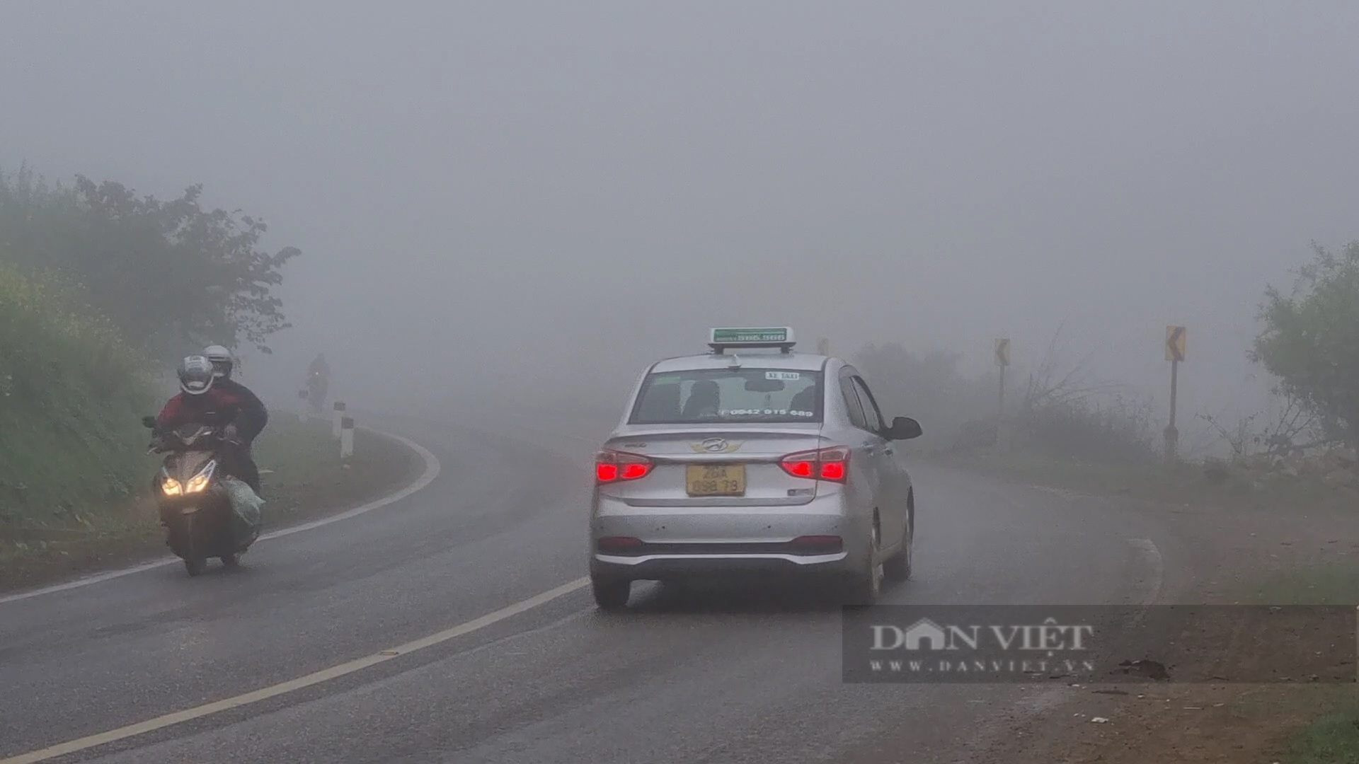 Sương mù dày đặc, tiềm ẩn nguy cơ tai nạn giao thông trên quốc lộ 6 - Ảnh 9.