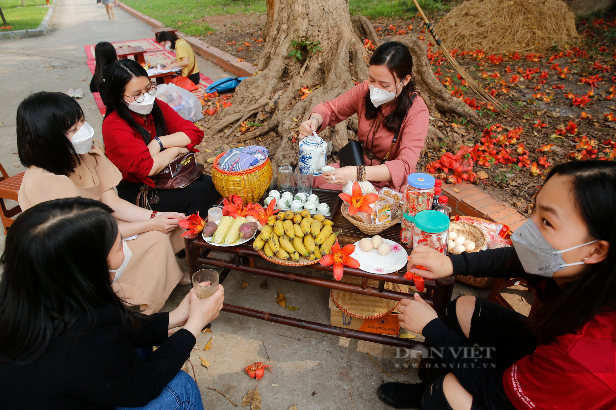 Người Hà Nội &quot;phát sốt&quot; với tour du lịch “Bác Cổ - Mùa hoa gạo” với không gian làng trong phố - Ảnh 3.