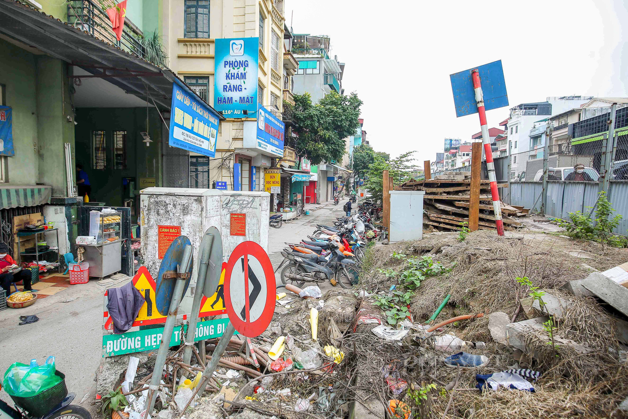 Người dân bức xúc khi hàng chục bốt điện nằm siêu vẹo giữa đường gây nguy hiểm  - Ảnh 1.