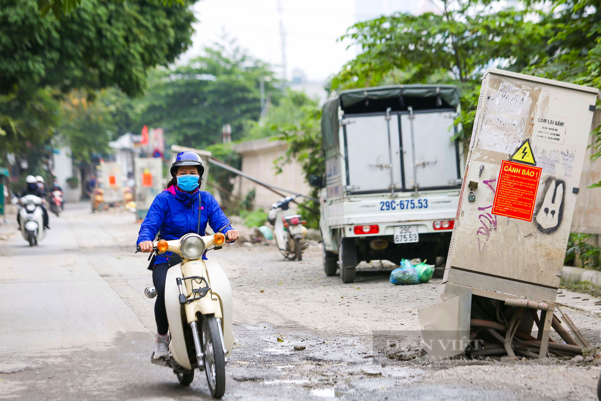 Người dân bức xúc khi hàng chục bốt điện nằm siêu vẹo giữa đường gây nguy hiểm  - Ảnh 4.