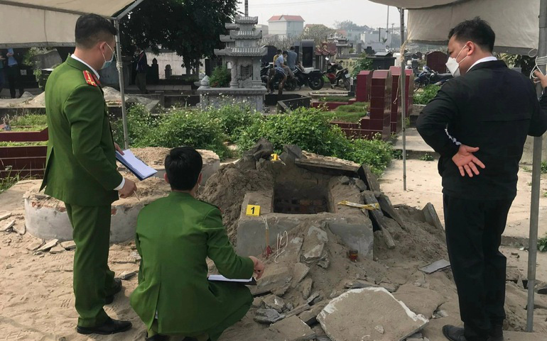 Kẻ xấu đào bới ngôi mộ của người đàn ông mới được an táng ở ngoại thành Hà Nội