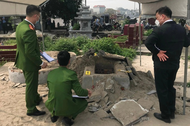 Kẻ xấu đào bới mộ người đàn ông vừa mới được an táng ở Hà Nội