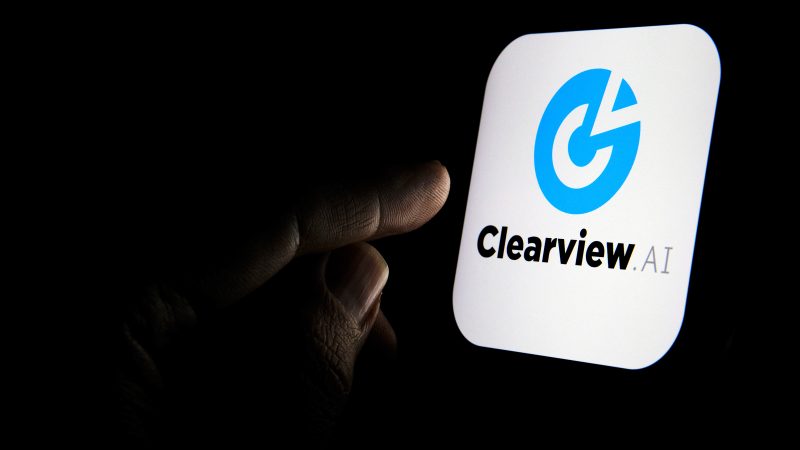 Clearview có hơn 2 tỷ hình ảnh được lấy từ dịch vụ truyền thông xã hội VKontakte của Nga - có thiết kế trực quan rất giống với Facebook - trong số 10 tỷ bức ảnh có trong cơ sở dữ liệu của công ty. Ảnh: @AFP.
