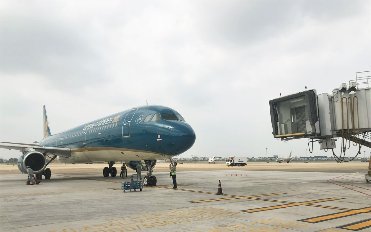Chuyến bay chở khách quốc tế đầu tiên hạ cánh Tân Sơn Nhất