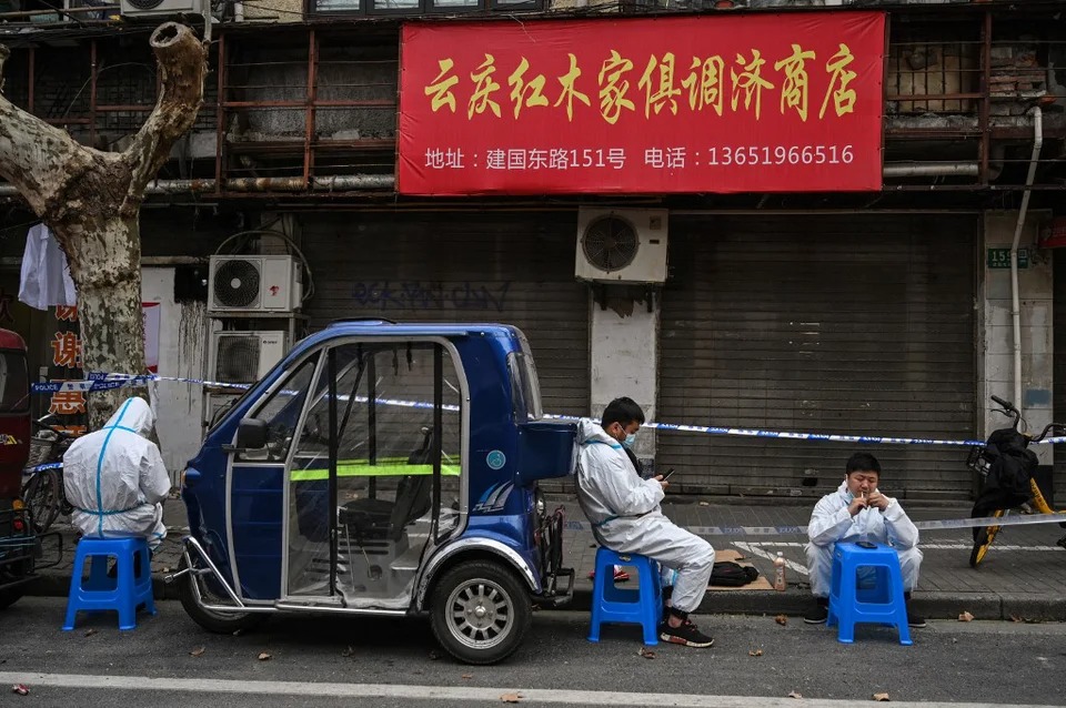 Hình ảnh màu áo bảo hộ &quot;ám ảnh&quot; tại nhiều nơi ở Trung Quốc - Ảnh 3.