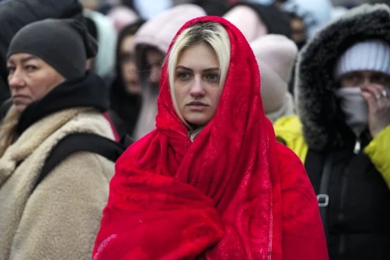 Đói, lạnh, những kẻ buôn người rình rập: Hành trình chạy trốn chiến sự nguy hiểm của người Ukraine - Ảnh 1.