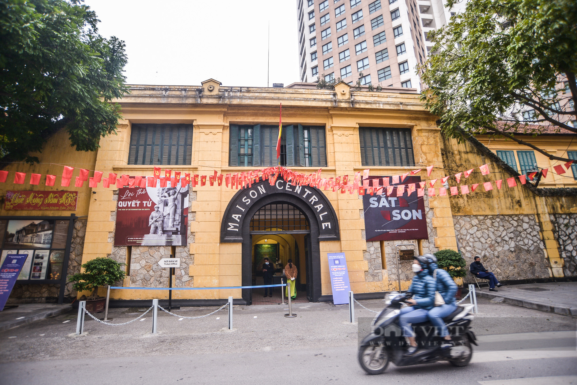 Các khu di tích tại Hà Nội vắng khách trong ngày mở cửa đón khách quốc tế trở lại - Ảnh 12.