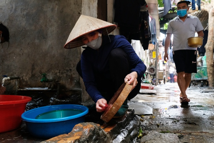 Cuộc sống người lao động nghèo khu &quot;ổ chuột&quot; chợ Long Biên: Không dám về quê thăm con vì xăng tăng giá (bài 1) - Ảnh 7.