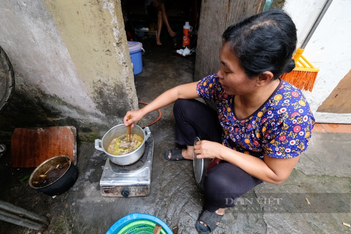 Cuộc sống người lao động nghèo khu &quot;ổ chuột&quot; chợ Long Biên: Không dám về quê thăm con vì xăng tăng giá (bài 1) - Ảnh 6.