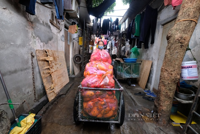 Cuộc sống người lao động nghèo khu &quot;ổ chuột&quot; chợ Long Biên: Không dám về quê thăm con vì xăng tăng giá (bài 1) - Ảnh 4.