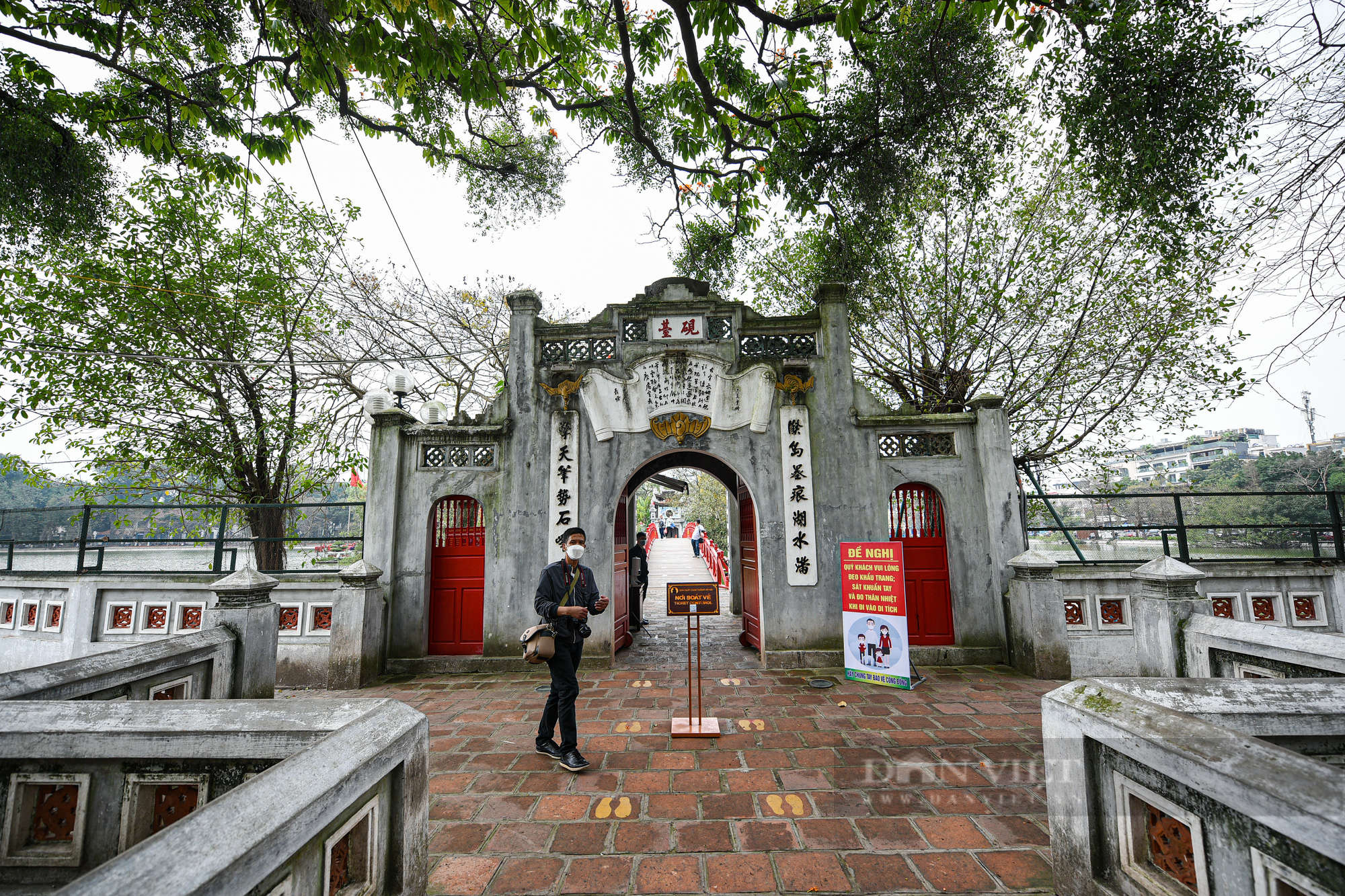 Các khu di tích tại Hà Nội vắng khách trong ngày mở cửa đón khách quốc tế trở lại - Ảnh 2.