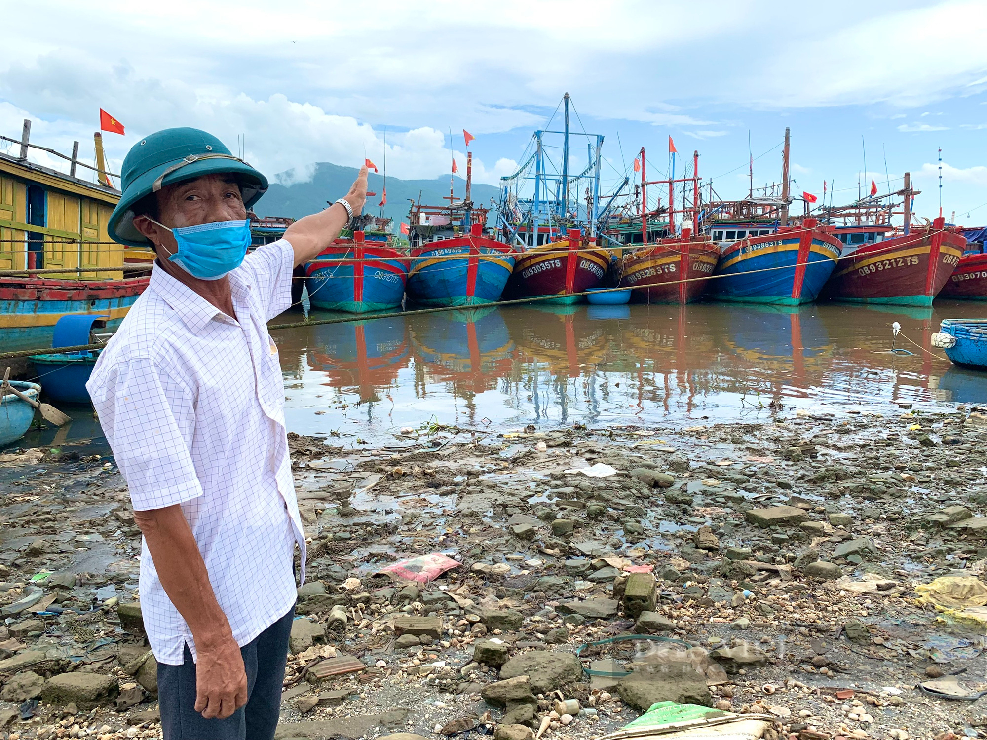 Quảng Bình: Ngư dân gác thuyền nằm bờ vì giá xăng dầu tăng cao - Ảnh 2.