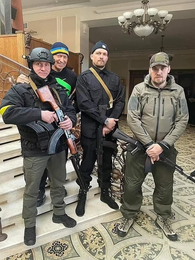 Lãnh đạo Chechnya gửi cảnh báo Ukraine, cựu Thủ tướng Ukraine cầm súng chiến đấu - Ảnh 2.