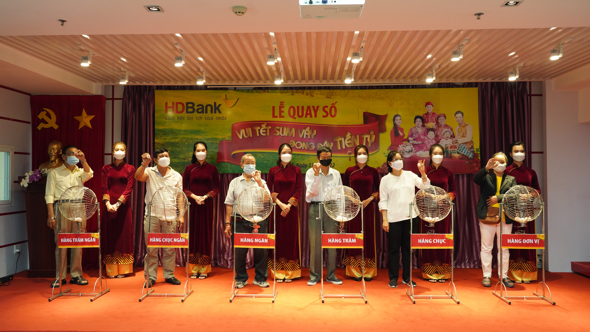 HDBank chúc mừng khách hàng trúng 1 tỷ đồng trong chương trình “Vui Tết sum vầy - Đong đầy tiền tỷ” - Ảnh 1.