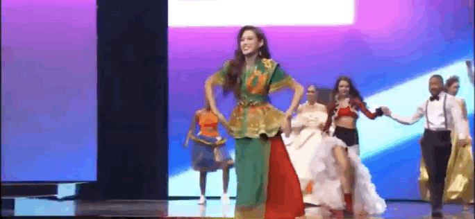 Đại diện Mông Cổ gặp sự cố trên sân khấu chung kết Miss World 2021 - Ảnh 1.