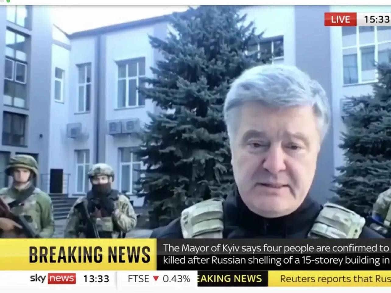 Cựu tổng thống Ukraine xuất hiện mặc áo rằn ri, cầu xin NATO điều này - Ảnh 1.