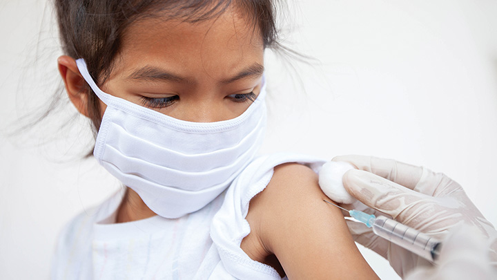 Trẻ đã là F0 có nên tiêm vaccine Covid-19?  - Ảnh 1.