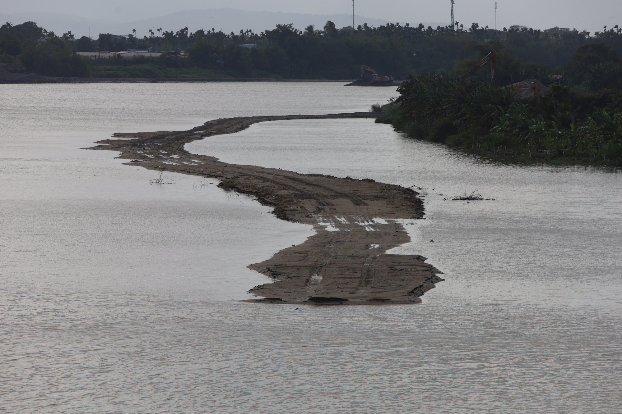 UBND tỉnh Ninh Thuận chỉ đạo dừng việc đắp đường công vụ trên sông Dinh để khai thác cát - Ảnh 1.