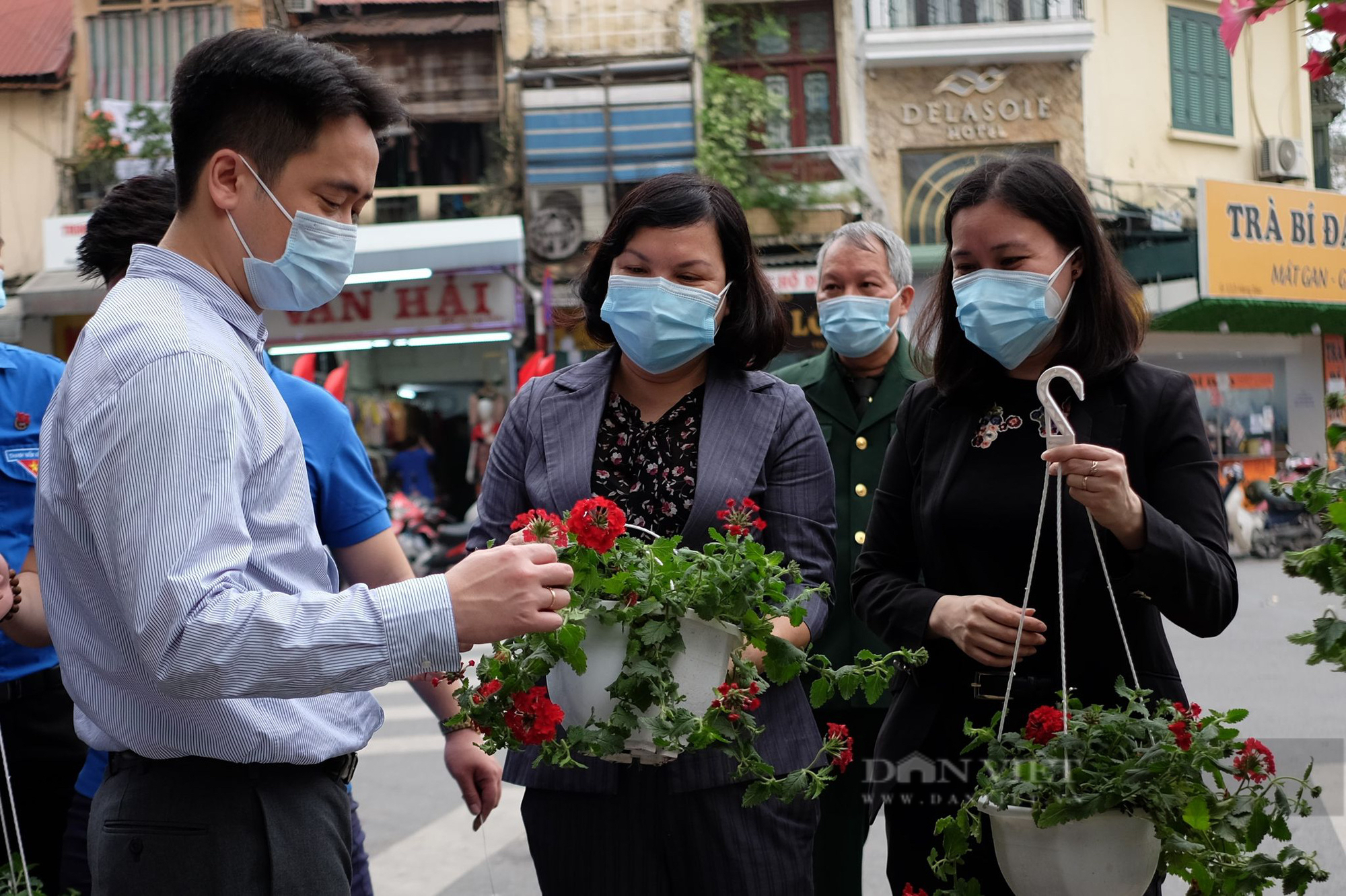 Hà Nội: Quận Hoàn Kiếm trang trí rực rỡ chuẩn bị mở lại phố đi bộ Hồ Gươm - Ảnh 4.