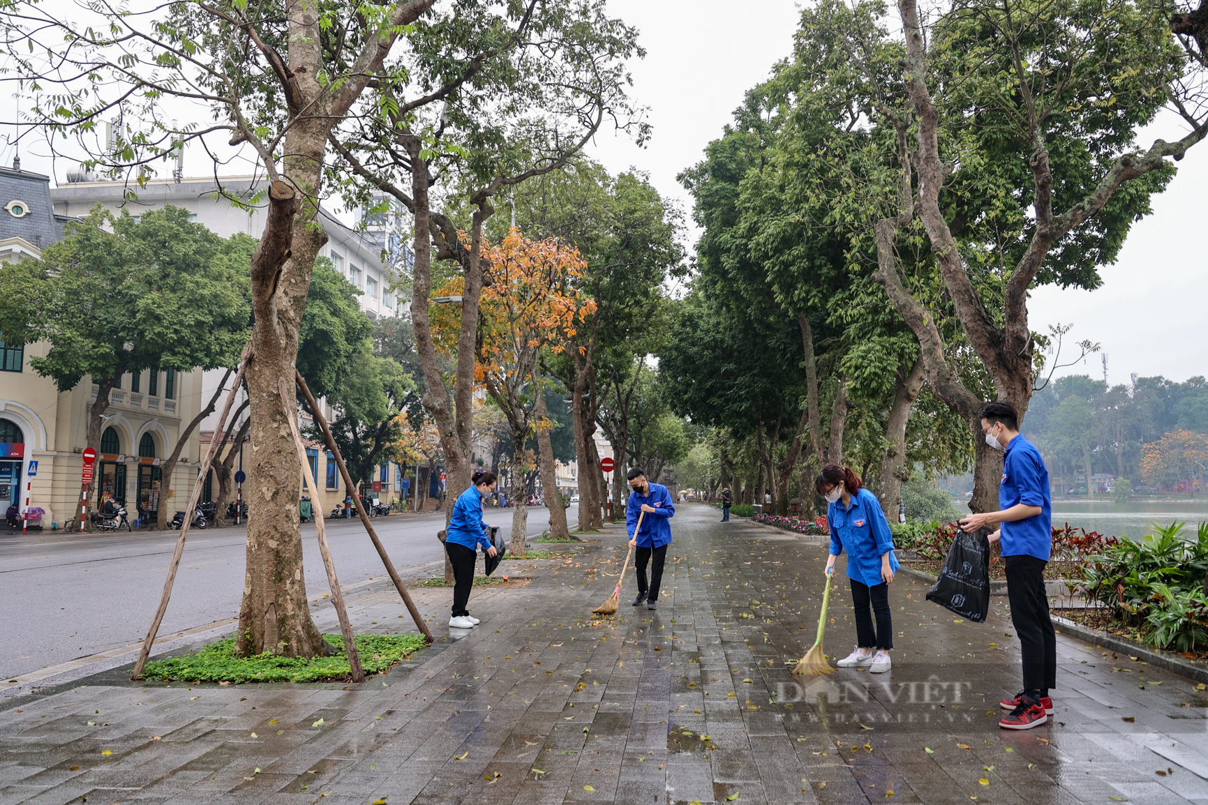 Hà Nội: Quận Hoàn Kiếm trang trí rực rỡ chuẩn bị mở lại phố đi bộ Hồ Gươm - Ảnh 1.