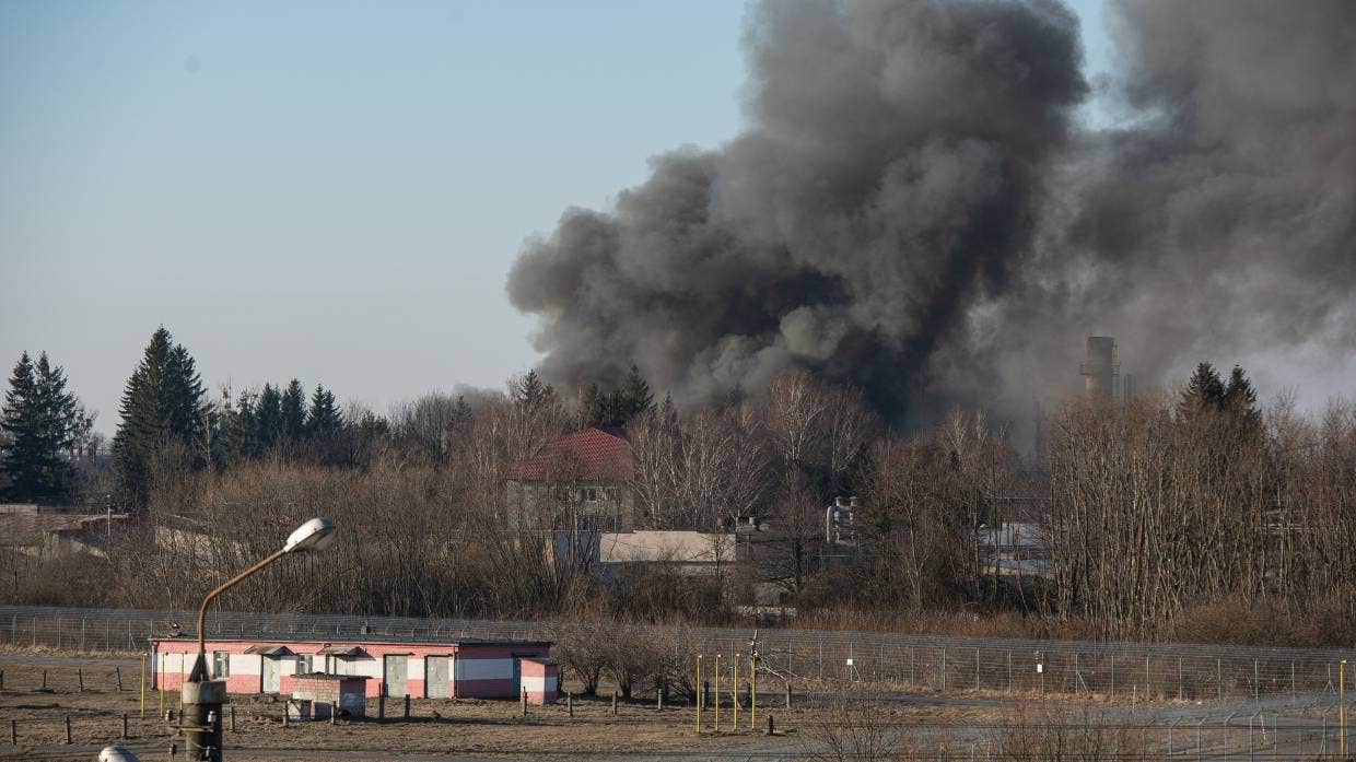Nga tấn công nhà máy sửa chữa máy bay Lviv, Ukraine bắn trả, hạ được 2 tên lửa - Ảnh 1.