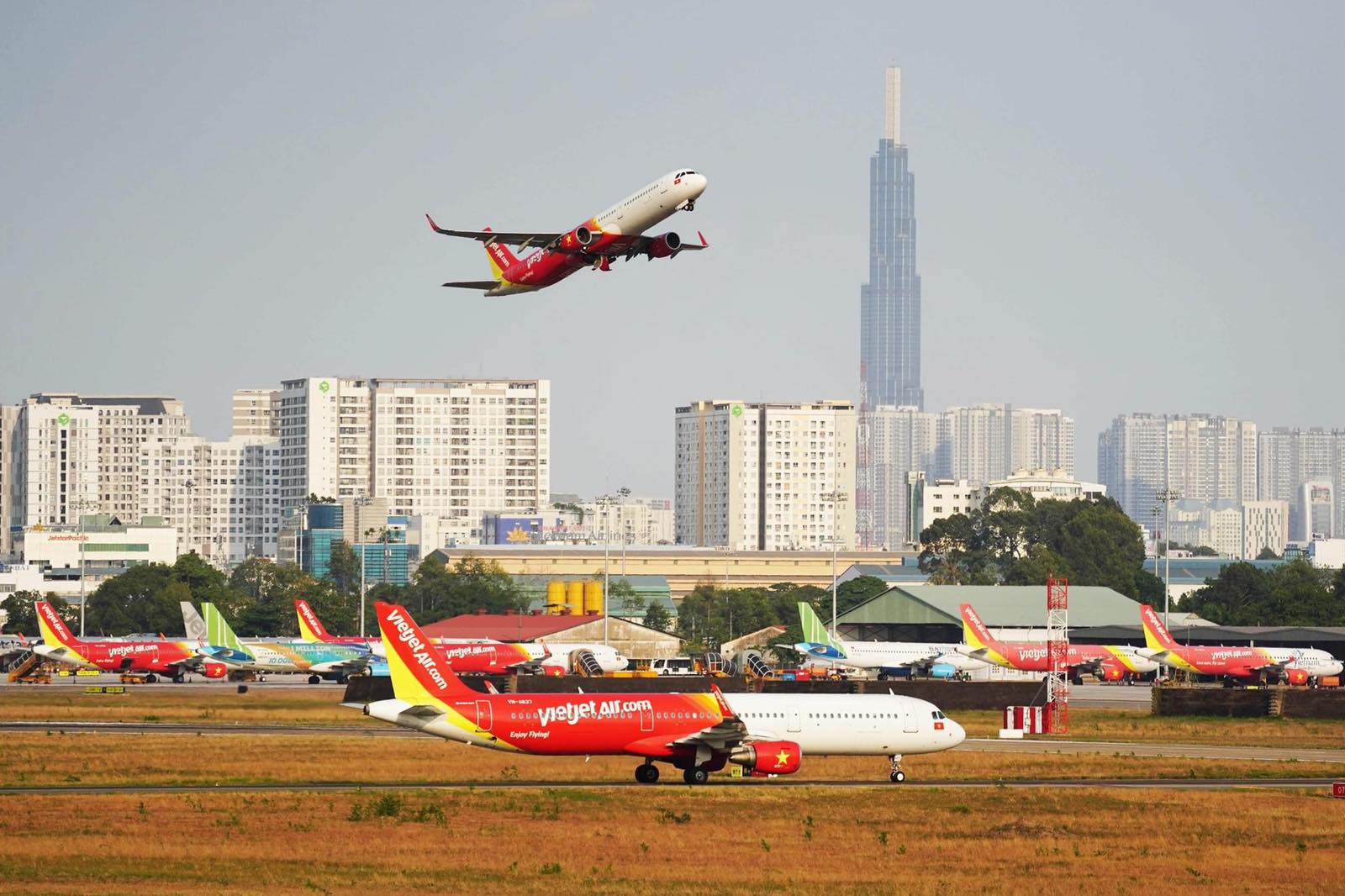 Số chuyến bay của các hãng hàng không Việt Nam tăng cao kỷ lục trong tháng 7 - Ảnh 1.