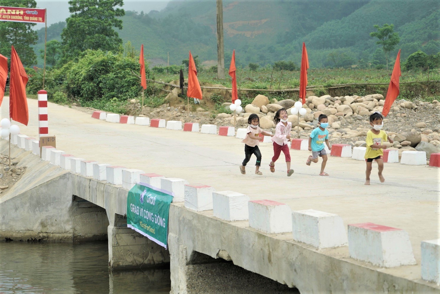 Grab Việt Nam khánh thành cây cầu thứ 6 của dự án “Xây cầu đến lớp” - Ảnh 2.
