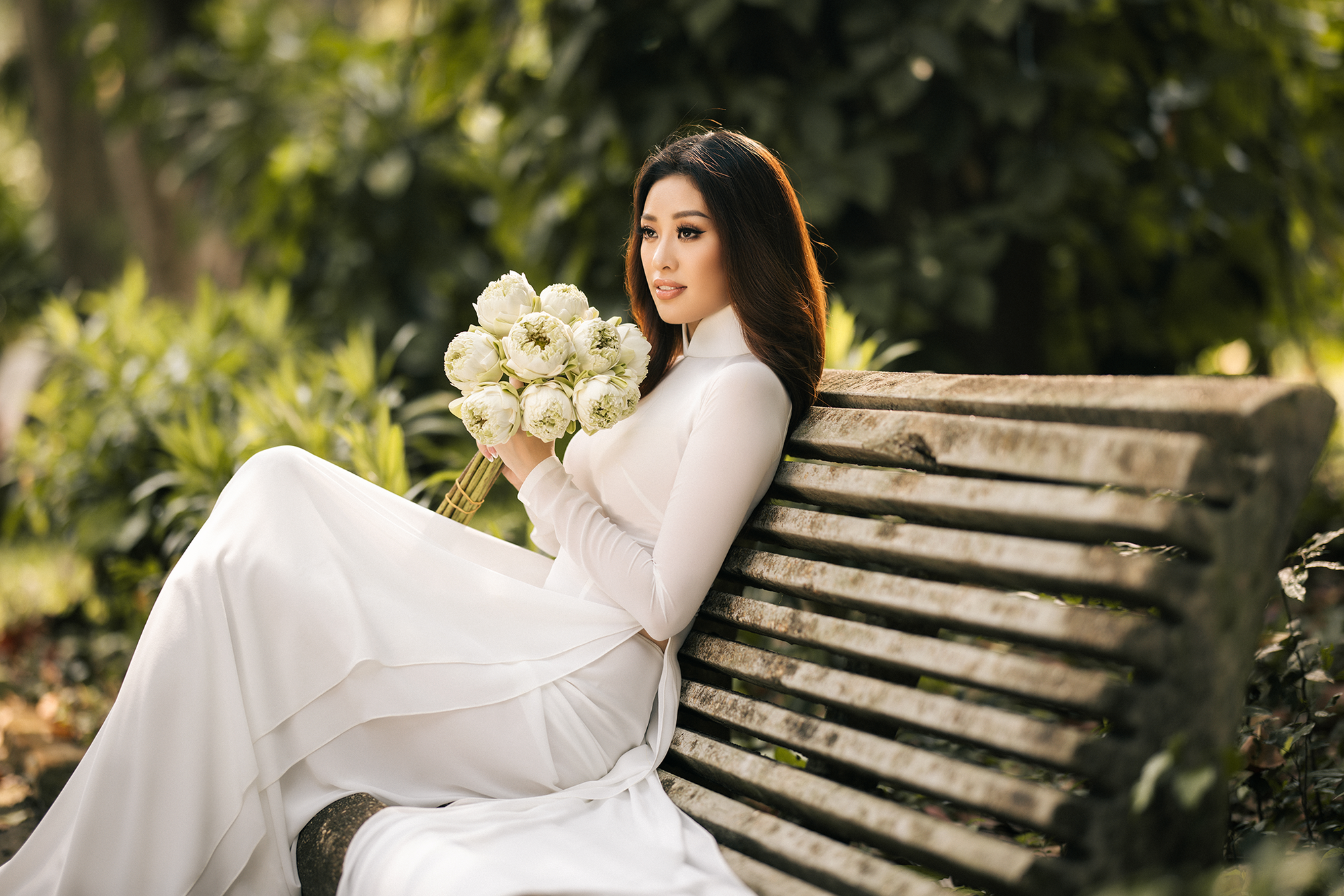 Hoa hậu Khánh Vân mặc áo dài trắng đẹp như mỹ nhân trong tranh - Ảnh 3.