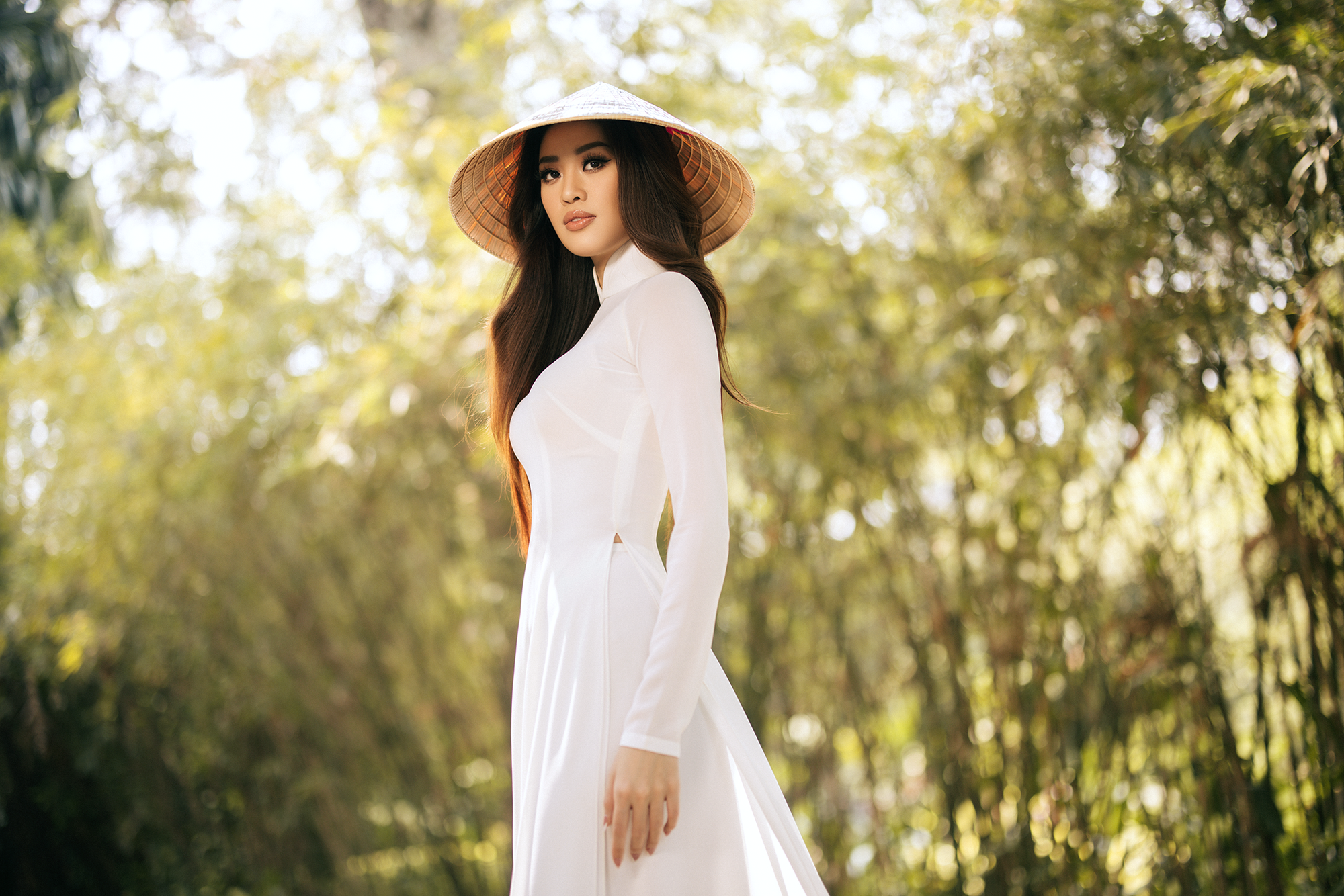 Hoa hậu Khánh Vân mặc áo dài trắng đẹp như mỹ nhân trong tranh - Ảnh 4.