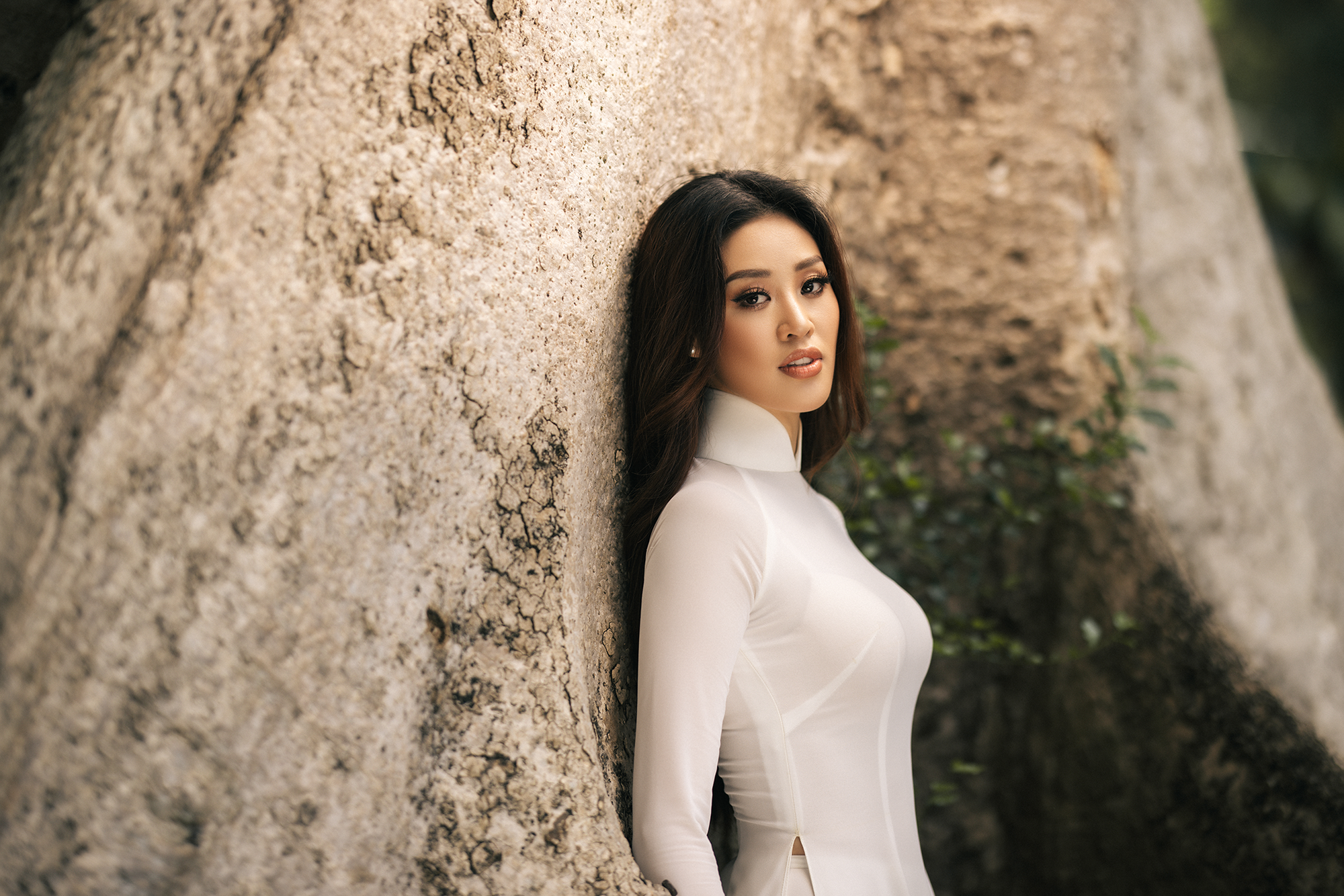 Hoa hậu Khánh Vân mặc áo dài trắng đẹp như mỹ nhân trong tranh - Ảnh 2.