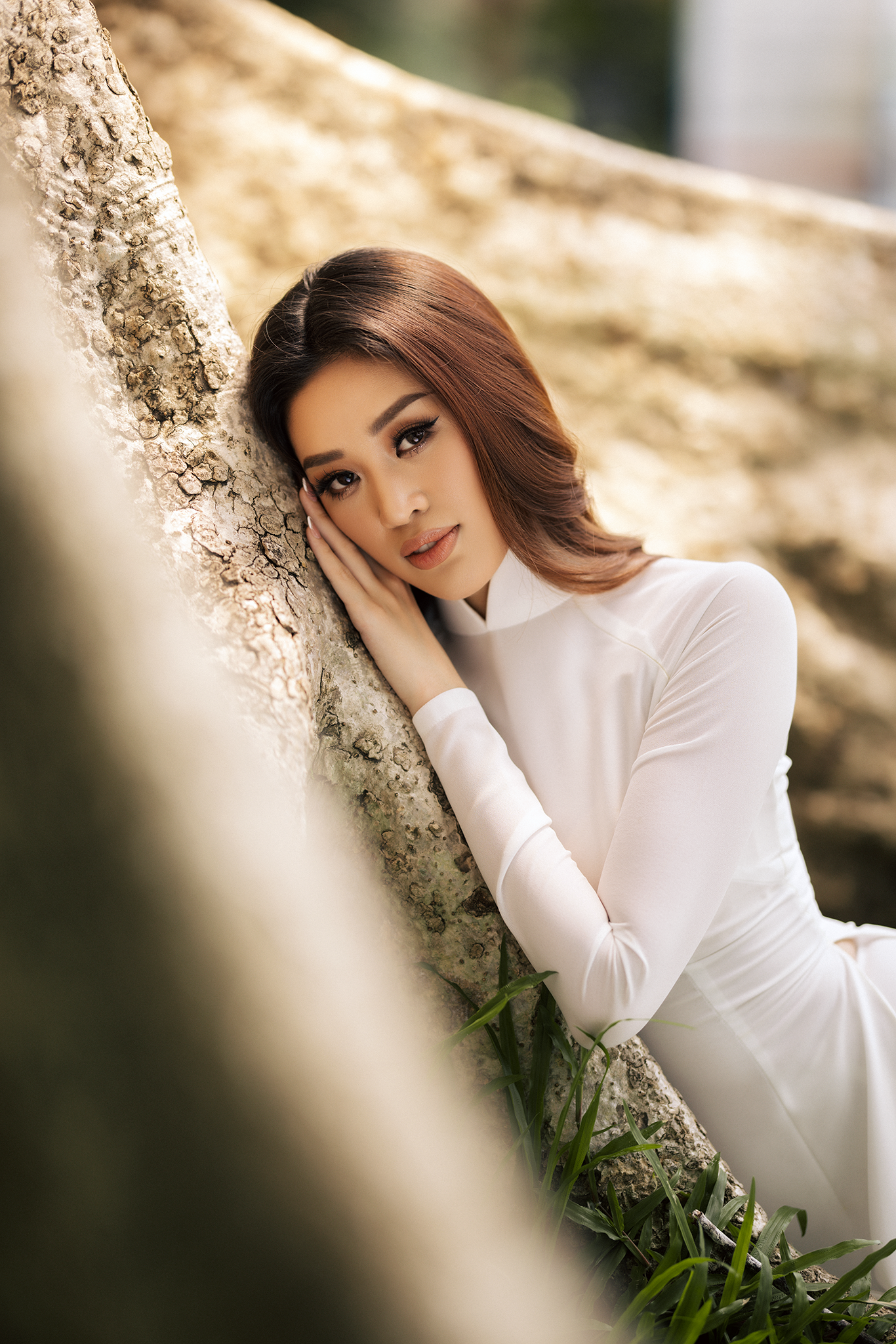 Hoa hậu Khánh Vân mặc áo dài trắng đẹp như mỹ nhân trong tranh - Ảnh 8.