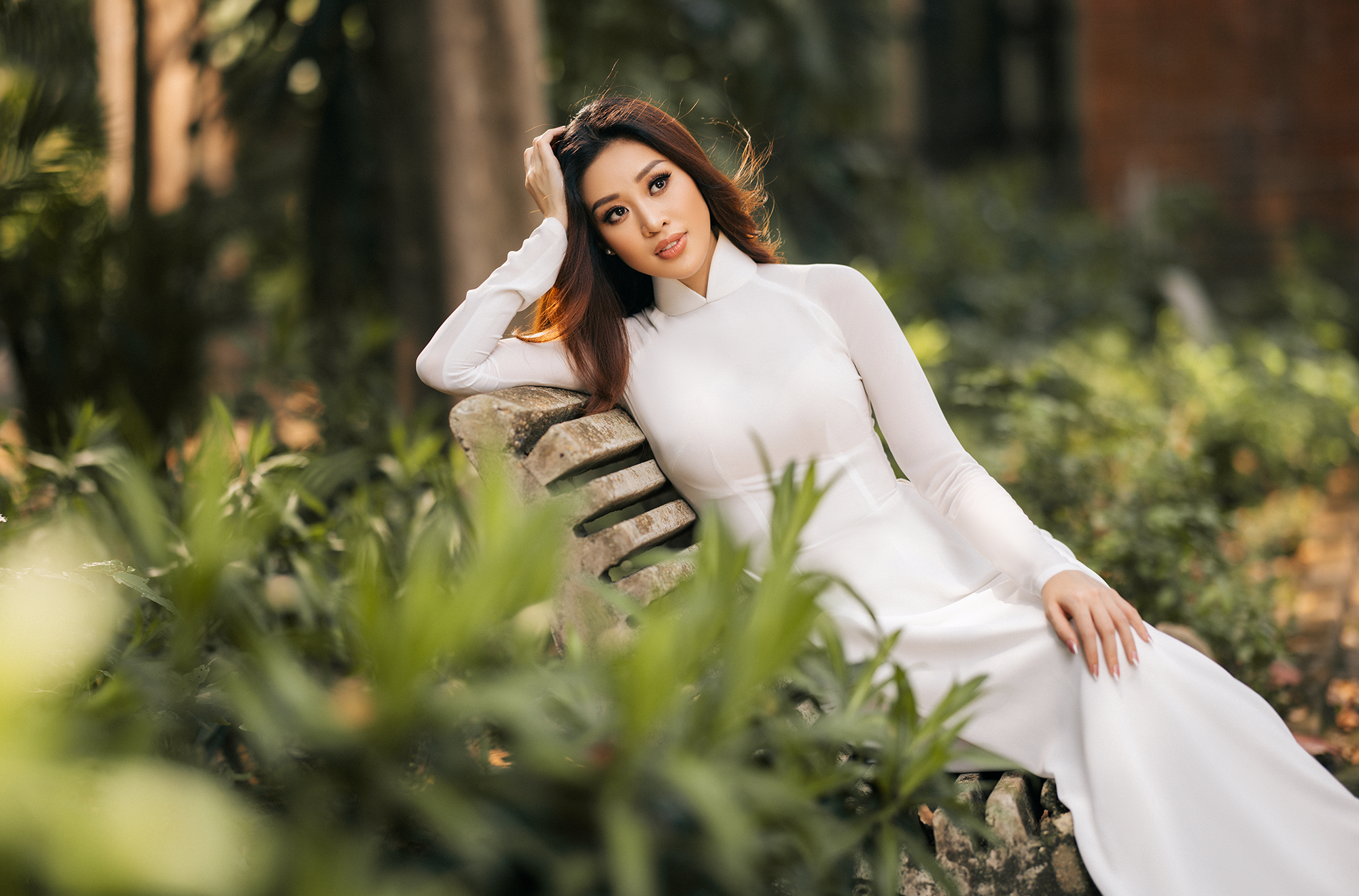 Hoa hậu Khánh Vân mặc áo dài trắng đẹp như mỹ nhân trong tranh - Ảnh 6.