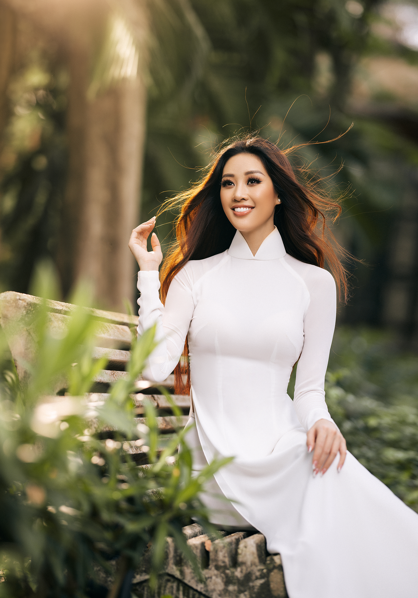 Hoa hậu Khánh Vân mặc áo dài trắng đẹp như mỹ nhân trong tranh - Ảnh 1.